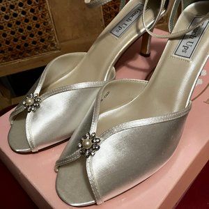 NEW Benjamin Walk Heels Dyeable Heels Pumps New in Box Size 9 White Satin